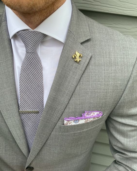 Ghim cài áo vest tạo nên sự thanh lịch